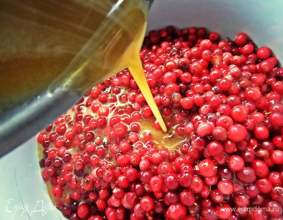 Выливаем мёд в отмеренные баночками и весами ягоды.