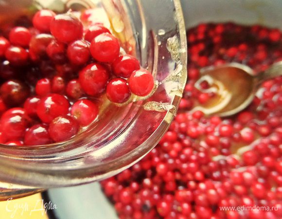 Теперь раскладываем вкуснятину по тем чистым баночкам, в которых и отмеряли ягоду! Слегка ягоду нужно утопить в меду.