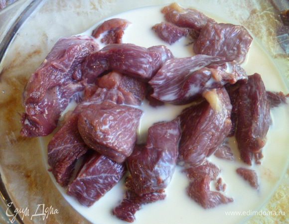 Начну с того, что я держу гусей и у нас в семье очень любят блюда из гусей.
Вы же можете взять утку, индейку, даже курицу или перепелов.
Подобные сосиски мне в детстве делала мама и я брала их с собой в школу, что очень удобно.
Рецепт сосисок я немного доработала под наш вкус и в результате получились очень сочные и необыкновенно вкусные гусиные сосиски.
Для этой порции сосисок( 8 шт), я обрезаю мясо с одного гуся:  грудку с шкурой и немного с ножек.
Затем мясо отделяю от жира, режу на небольшие кусочки и заливаю молоком на 1 час.
Это делается для большей сочности сосисок.