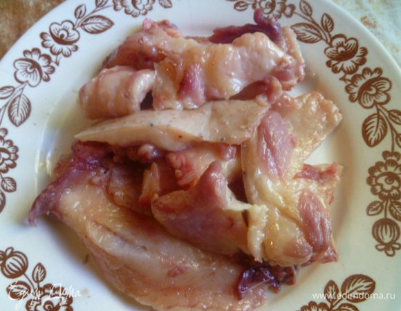 Шкурку я режу на полоски.