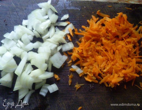 Овощи очищаю.
Лук мелко нарезаю, морковь натираю на крупной терке.