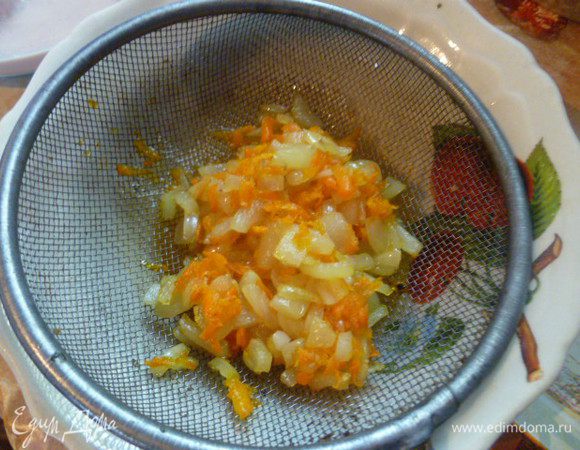 Обжариваем их на растительном масле, а затем откидываем на сито, чтобы лишнее масло стекло.