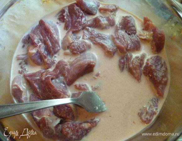 Вот наше мясо через 1 час. Здесь видно, что цвет молока изменился.