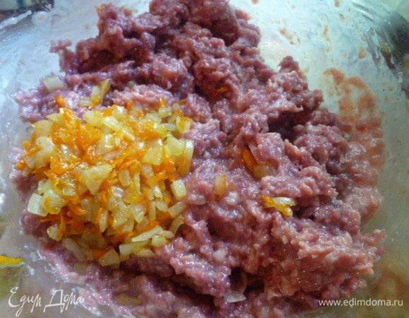 Мясо вместе со шкуркой прокручиваем на мясорубке с мелким ситом.
Если у вас мощный блендер, то этот шаг вы можете пропустить.
Затем солим и добавляем овощи.