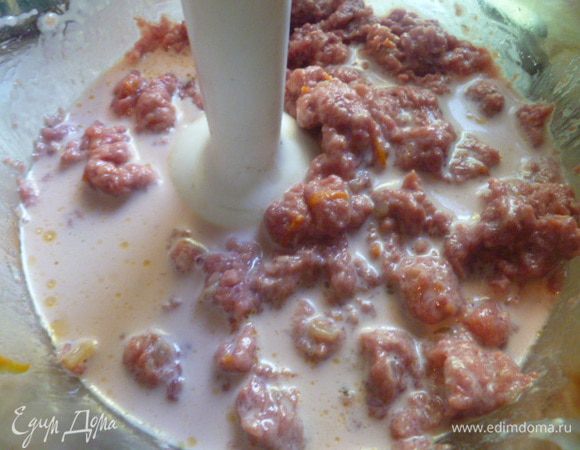 Добавляя понемногу молоко, в котором было мясо, взбиваем блендером в однородную массу.