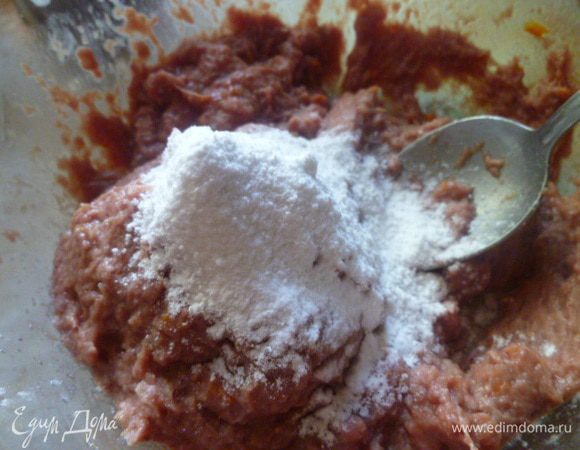 Затем просеиваем в фарш крахмал.