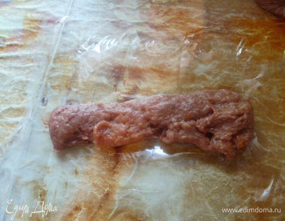 Для приготовления сосисок я пользуюсь рукавом для запекания.
Разрезаем рукав на одинаковые кусочки, выкладываем возле края немного фарша, пальцами формируем сосиску.