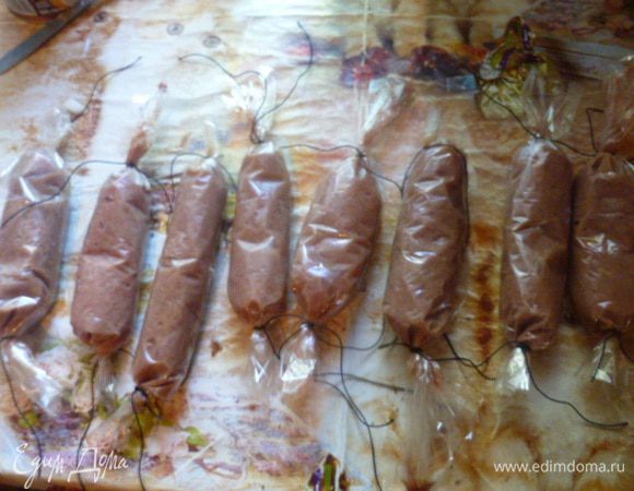 Затем аккуратно, но плотно заворачиваем фарш в рукав, края закручиваем, как конфетки и завязываем крепкой ниткой.
Кладем в морозильник на 1 час.
Также можно заморозить впрок.