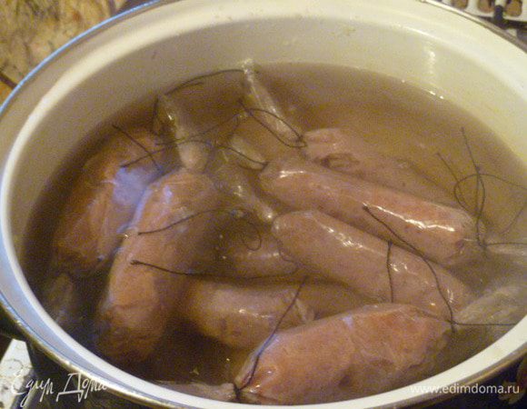 Затем выкладываем наши сосиски в кипящую воду и варим 5 минут.