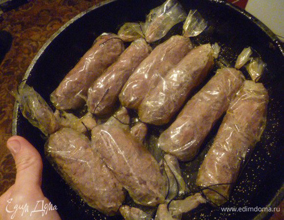 Дальше я выкладываю сосиски на противень (у меня сковорода без ручки) и ставлю запекаться в горячей духовке при 200 градусах 11 минут с одной стороны и 11 минут со второй стороны.