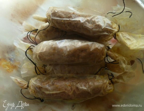 Запеченные сосиски вынимаю.
Конечно же можно кушать их сразу, горячими, что часто у нас случается.
Но если сосиски класть в виде тормоска ребенку, то лучше дать им полностью охладиться.