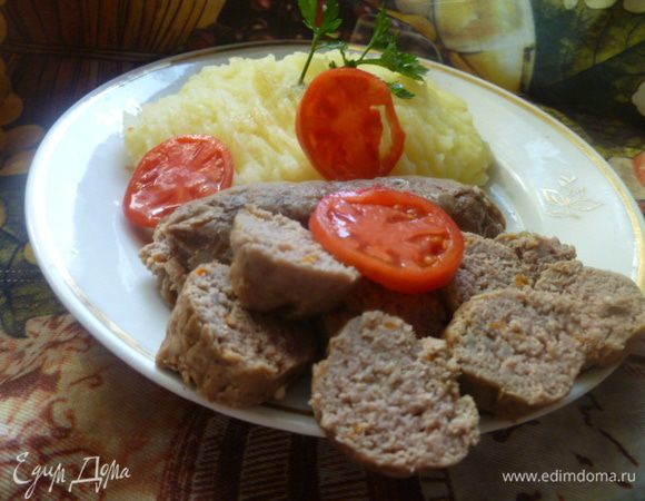 А это фото делала моя доченька. Она очень хотела, чтобы мама его добавила в рецепт. Я не могу ей отказать.

Совет: если вы будете делать с курочкой или перепелами, то тогда советую добавить чуть больше жира( можно сала), чтобы сосиски были сочными, а не сухими.
Но как говорится: на вкус и цвет, товарищей нет.
Мы любим жирное мясо и не очень любим диетическое мясо.
Если вы не любите жирное, то делаете по своему вкусу.
Приятного аппетита!