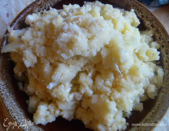 Для начала нужно приготовить начинку.
Хорошо, если осталось картофельное пюре, то останется только сварить 3 яйца.
Если же у вас нет картофельного пюре, то его нужно сварить.
Сварить очищенный картофель в подсоленной воде, слить воду, потолочь и можно добавить зажарку с растительным маслом. А потом добавить варенные измельченные яйца.
Дать остыть.
У меня уходит 2 (250 мл) стакана начинки.