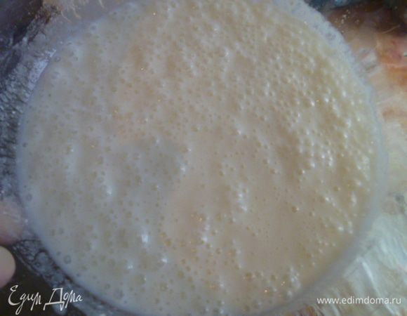 Делаем тесто.
У меня домашний кефир, то есть кислое домашнее молоко (кисляк, как его у нас называют), такой густой, жирный и настоящий, с кисломолочными бактериями.
В кефир добавляем соду и хорошо перемешиваем. Появятся вот такие пузырьки. Это значит, что сода погасилась, то есть ее погасили кисломолочные бактерии.