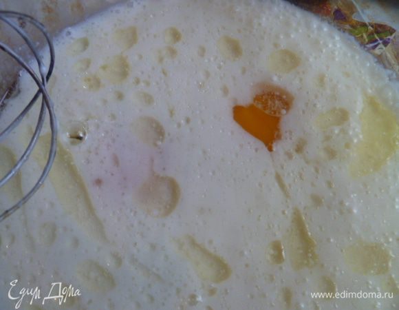 и 2 яйца.
Хорошо взбиваем.
Добавляем соль и сахар.