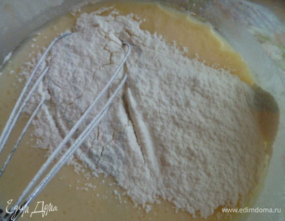 Понемногу просеиваем муку.