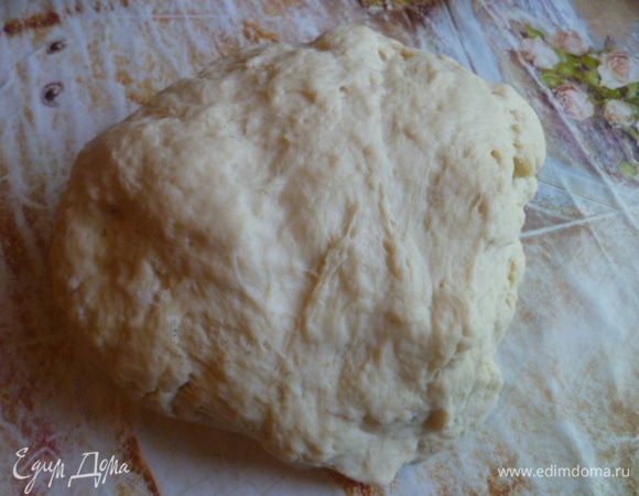 Замешиваем не липнущее к рукам тесто.
Муки может понадобится по разному. От 3 до 4 (250 мл) стаканов.
Так как мука у всех разная, то смотрите сами, сильно тесто не забивайте.
Как почувствовали, что тесто слегка еще прилипает, но не остается на руках, значит муки хватит.