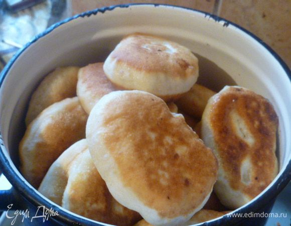 Обжариваем пирожки на горячем растительном масле на среднем огне с двух сторон до румяной корочки.
При жарке они увеличатся в объеме за счет гашеной соды.
Горячие пирожки складываем в кастрюлю, сверху накрываем их вафельным полотенцем и закрываем плотно крышкой.
Так их и храним. Тогда они будут долго мягкими.