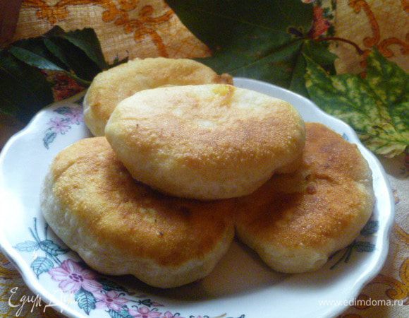 Пирожки можно кушать так, можно с горячими блюдами вместо хлеба, можно с молоком, а можно положить с собой в школу...