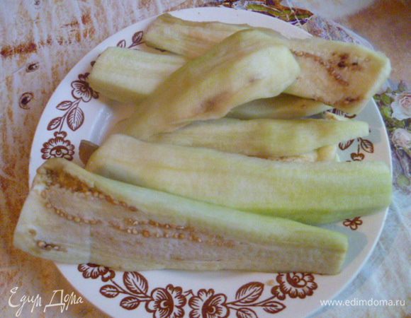 У меня 2 небольших баклажан. Я очистила их от шкурки и нарезала на пластины.
Затем баклажаны я заливаю холодной подсоленной водой( на 1 литр воды 1 столовую ложку с горкой соли) на 1 час.
Затем хорошо отжимаю.