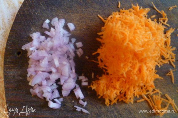 Овощи очищаем. Лук мелко нарезаем, морковь натираем на терке. Затем на растительном масле обжариваем баклажаны до мягкости, затем добавляем лук и морковь и еще немного обжариваем.