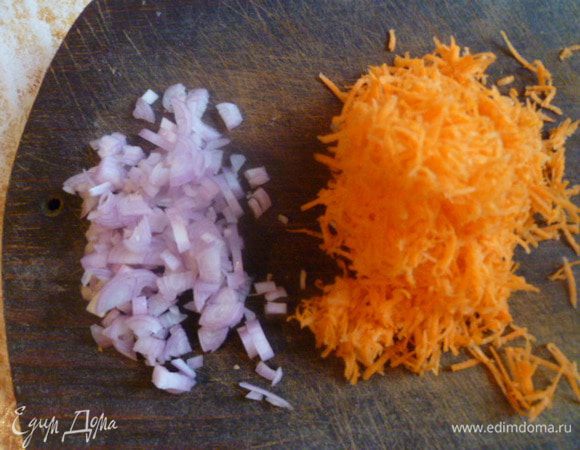 Овощи очищаем.
Лук мелко нарезаем, морковь натираем на терке.
Затем на растительном масле обжариваем баклажаны до мягкости, затем добавляем лук и морковь и еще немного обжариваем.