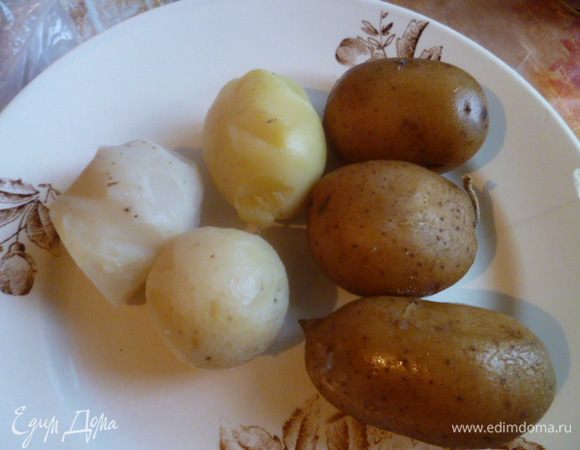 Картофель в мундире очищаем.