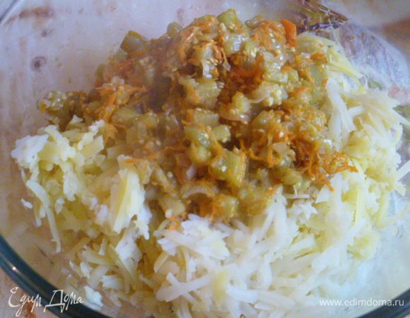Картофель натираем на крупной терке, добавляем обжаренные овощи.
Можно слегка подсолить по вкусу.