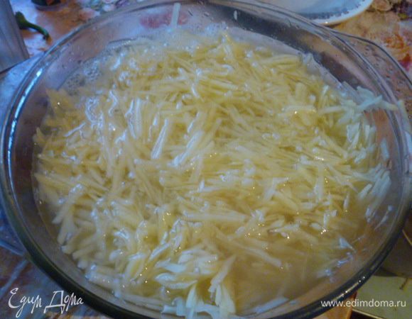 Картофель очистить, натереть на крупной терке и залить водой, хорошо промыть, воду слить.