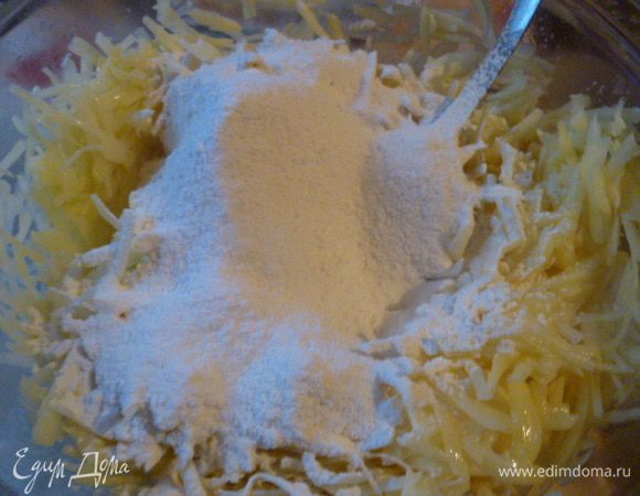 Добавить муку, перемешать.
У меня стакан 250 мл.
Муки может уйти до 1,5 стакана. Смотрите, чтобы мука впитала в себя всю жидкость.