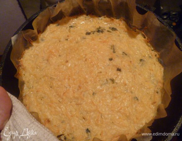 Выложить тесто на противень (у меня сковорода без ручки диаметром 26 см) с пергаментом и запекать в горячей духовке при 200 градусах 20 минут, и при 220 градусах 20 минут.
Вынуть и дать полностью остыть.