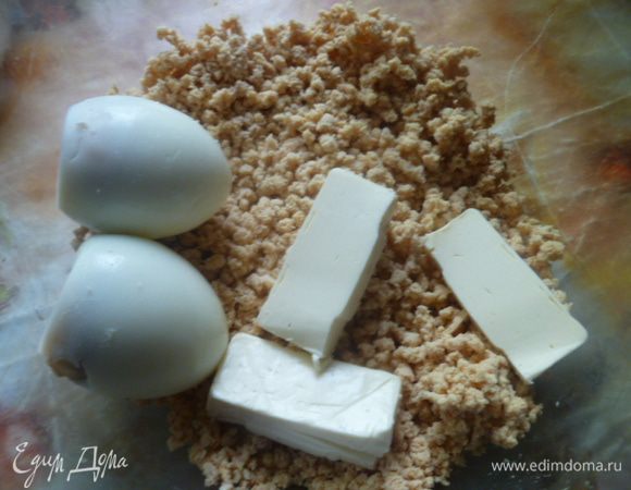 К фаршу добавила два вареных яйца и плавленный сырок (1 шт).