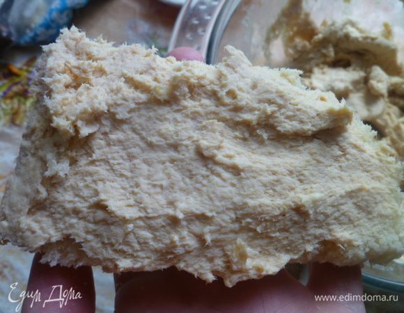 Паштет легко мажется.
Его можно просто намазать на кусочек домашнего хлебушка.