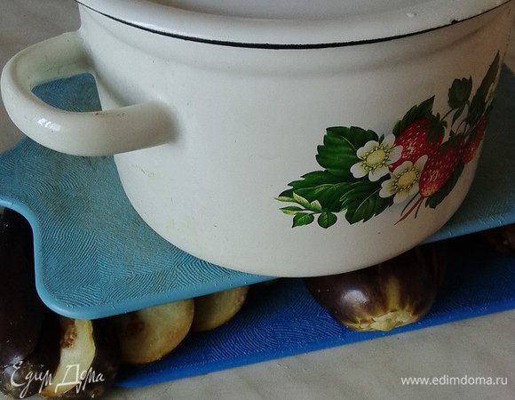 Уложить веером плоды на доску и накрыть другой доской, а сверху поставить груз.Оставить на 30-40 минут для удаления горечи.
