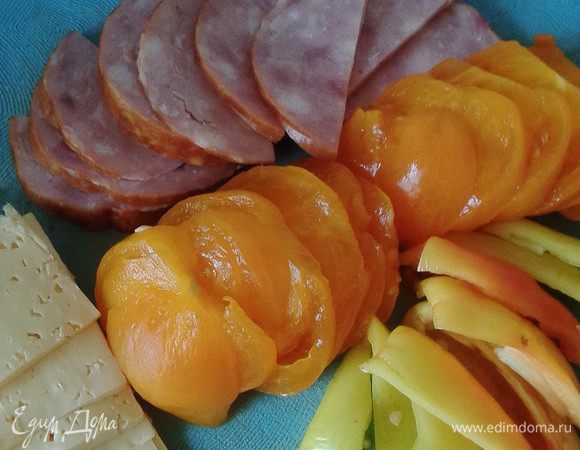 Тем временем нарезать все овощи и ветчину (можно готовое куриное филе)на пластинки. По истечении времени баклажаны чуть отжать и при желании чуть промыть от лишней соли.