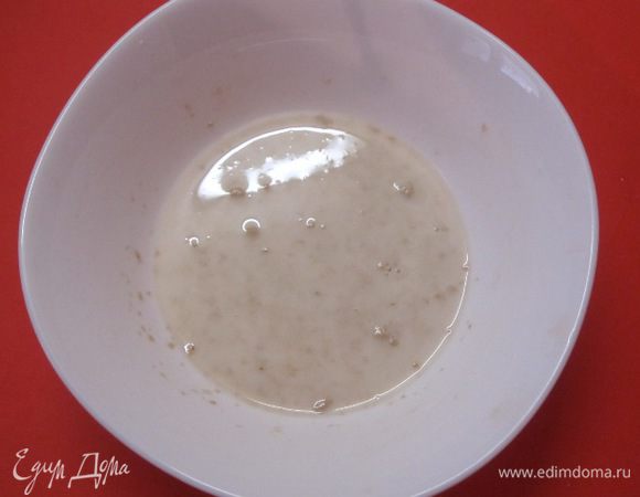 В теплое молоко всыпать сухие дрожжи и сахар. Оставить на 5 минут, затем перемешать.