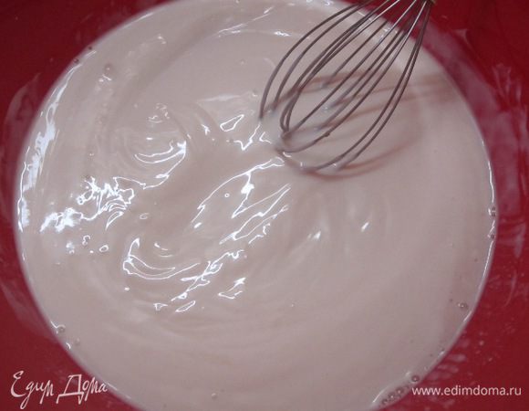 Йогурт вылить в миску, добавить молоко с дрожжами.