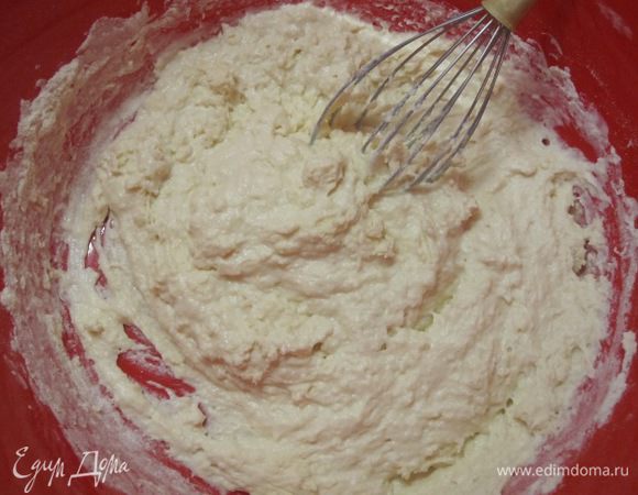 Пшеничную муку просеять, всыпать в йогурт с дрожжами, хорошо перемешать.