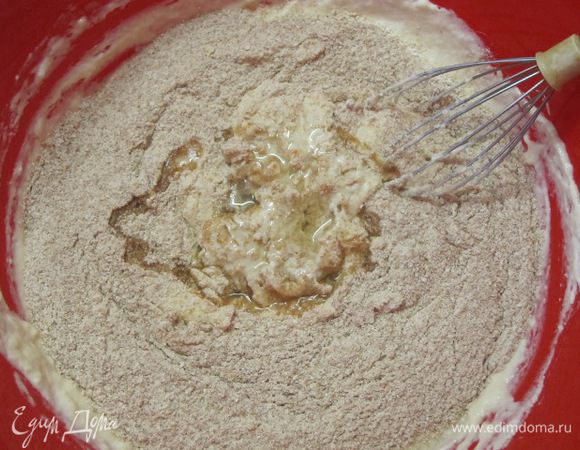 Всыпать цельнозерновую муку, соль, оливковое масло.