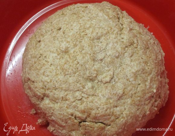 Все тщательно перемешать. Тесто будет полумягким и липким.