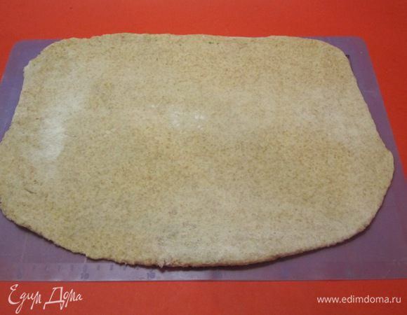 Для начинки 4 яйца отварить вкрутую, очистить, остудить, мелко нарезать. Добавить мелко нарезанный зеленый лук, посолить, поперчить, добавить сметану. Начинка готова. Можно сделать начинку по своему вкусу. Тесто вынуть из холодильника, разделить на 2 части.  Каждую часть теста раскатать .