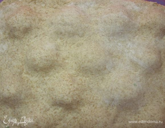 Сверху начинку накрыть второй частью раскатанного теста.