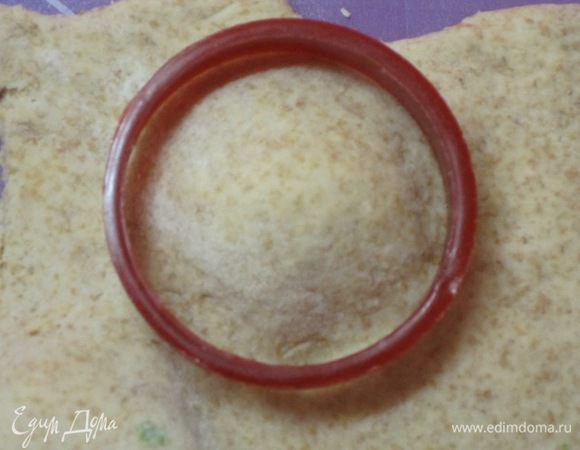 Выдавить пирожки формочкой, можно и чашкой небольшого размера. У меня диаметр формочки 6 см.