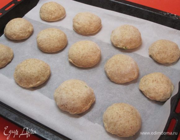 Выложить пирожки на противень, выстланный бумагой для выпечки. Оставить на 30 минут.