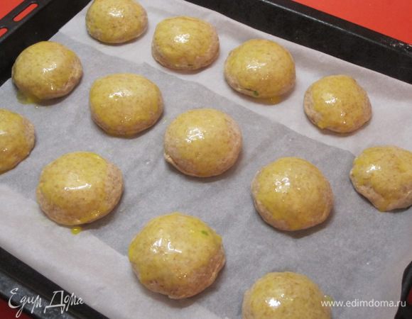 Смазать пирожки слегка взбитым желтком.