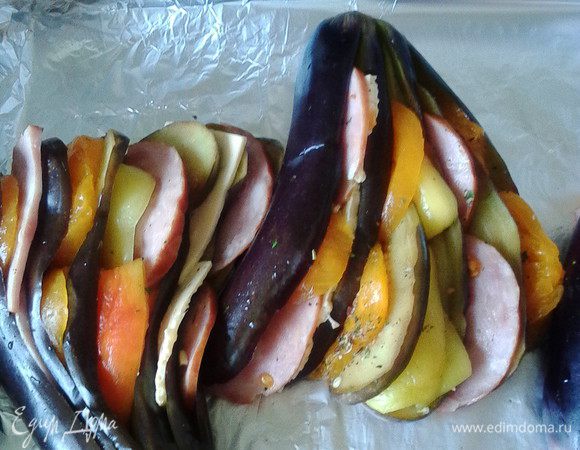 Каждый сегмент веера по очереди  перекладываем овощами и ветчиной (я добавила ещё пластинки сыра), поперчить. Сверху выложить пластинки сыра.