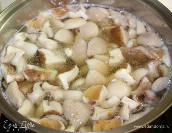 Очищенные и чистые грибы варим в течение 20 минут в слегка подсоленной воде, убираем пенку. Затем откинуть грибы на дуршлаг и слить воду.
