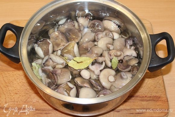 Вскипятить воду для маринада, добавить все специи, кроме уксуса, опустить в маринад грибы, и варим 30 минут. На 25 минуте добавляем уксус.