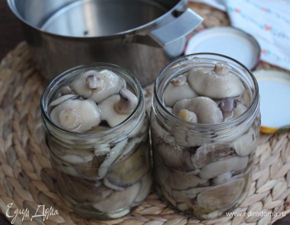 Раскладываем по баночкам и закатываем крышками.