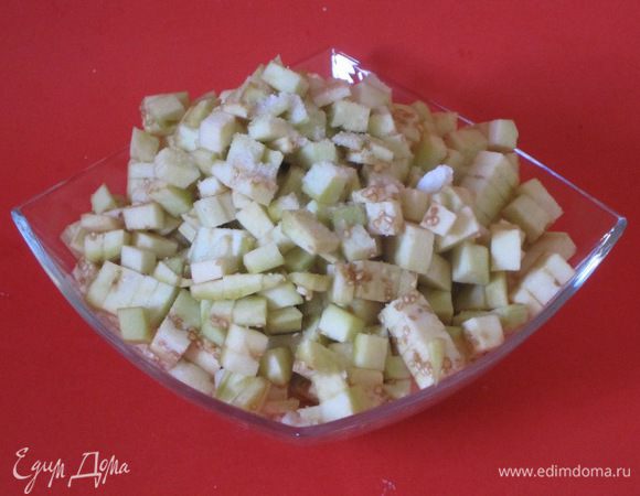 Баклажан вымыть, очистить, нарезать кубиками, посыпать солью, оставить минут на 20, затем слить жидкость, баклажаны промыть холодной водой, обсушить бумажным полотенцем.